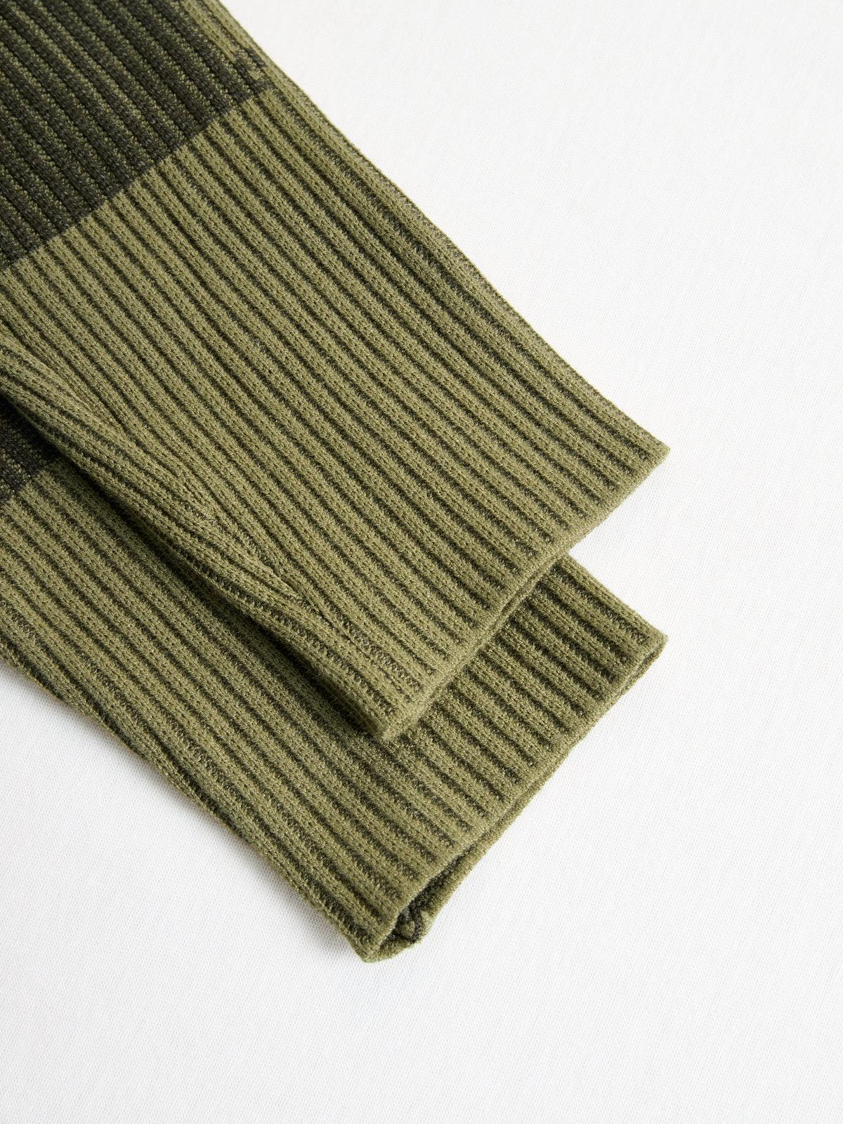 Vestido de punto ajustado Yohers con camuflaje verde oliva, escote en V y dobladillo con flecos