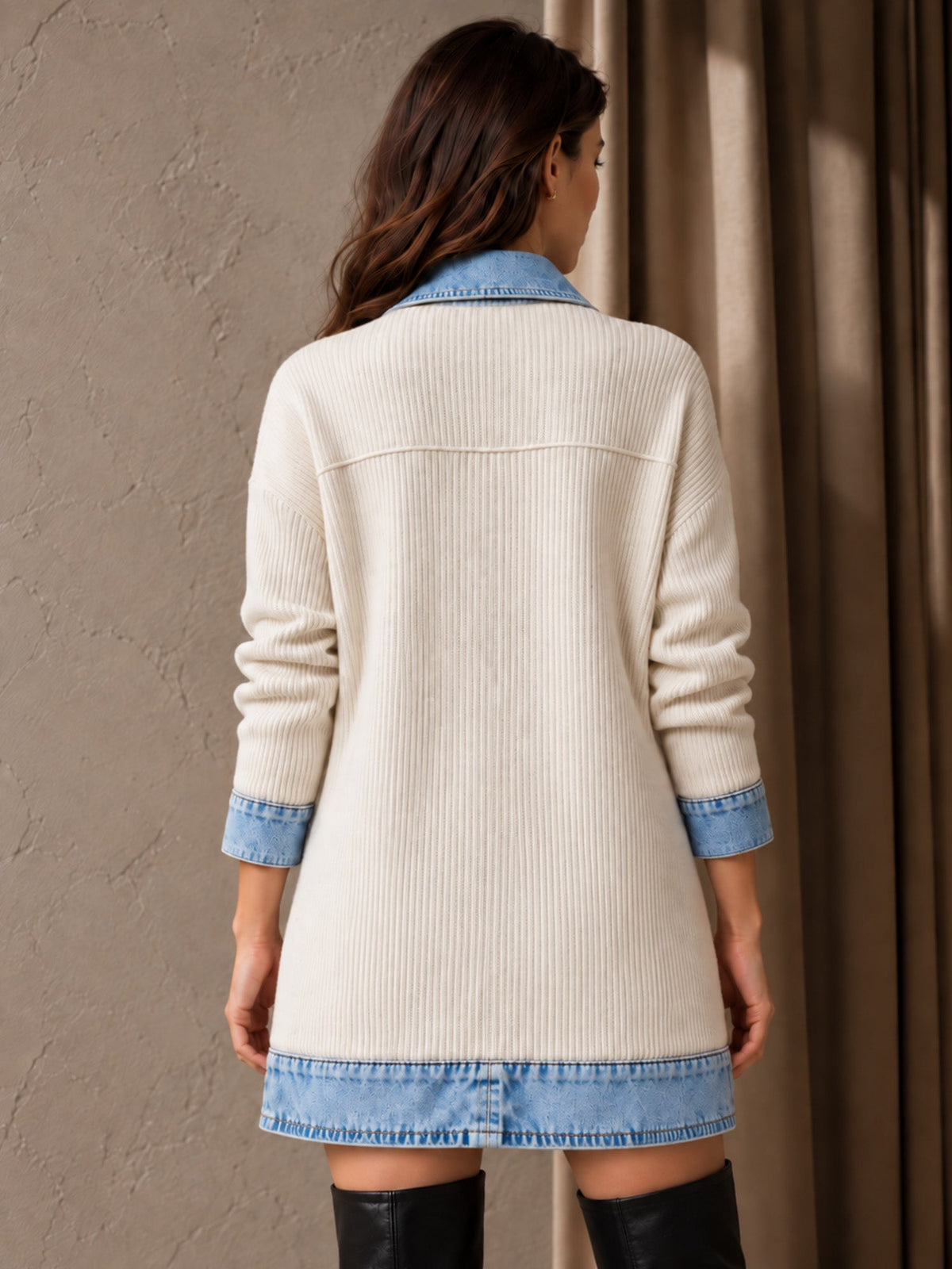 Elegante abrigo vaquero para mujer con acogedor panel de punto de canalé