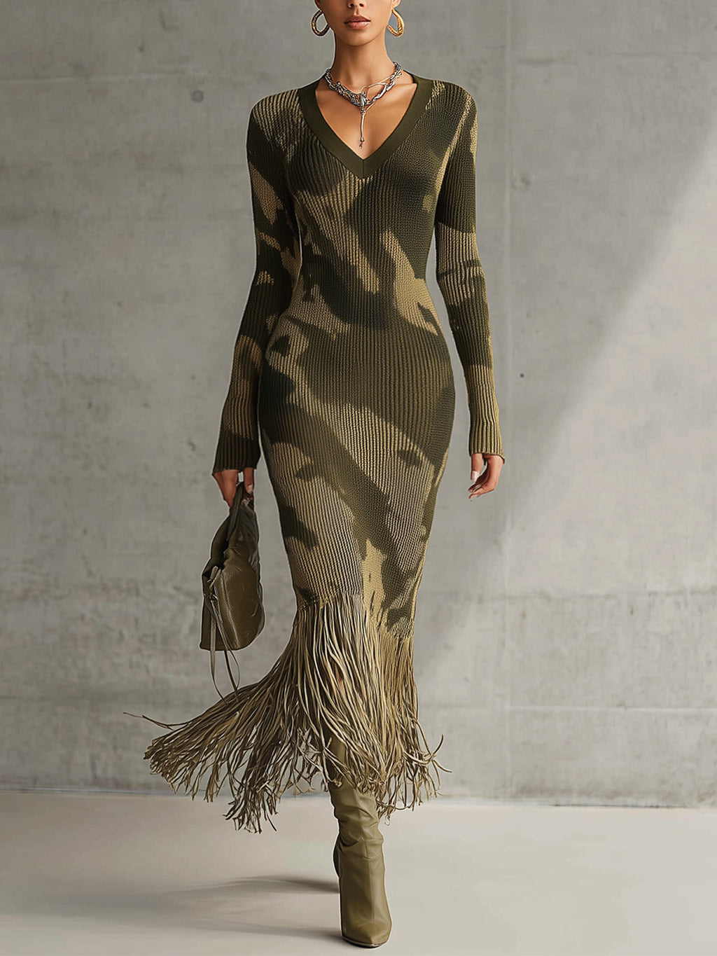 Vestido de punto ajustado Yohers con camuflaje verde oliva, escote en V y dobladillo con flecos