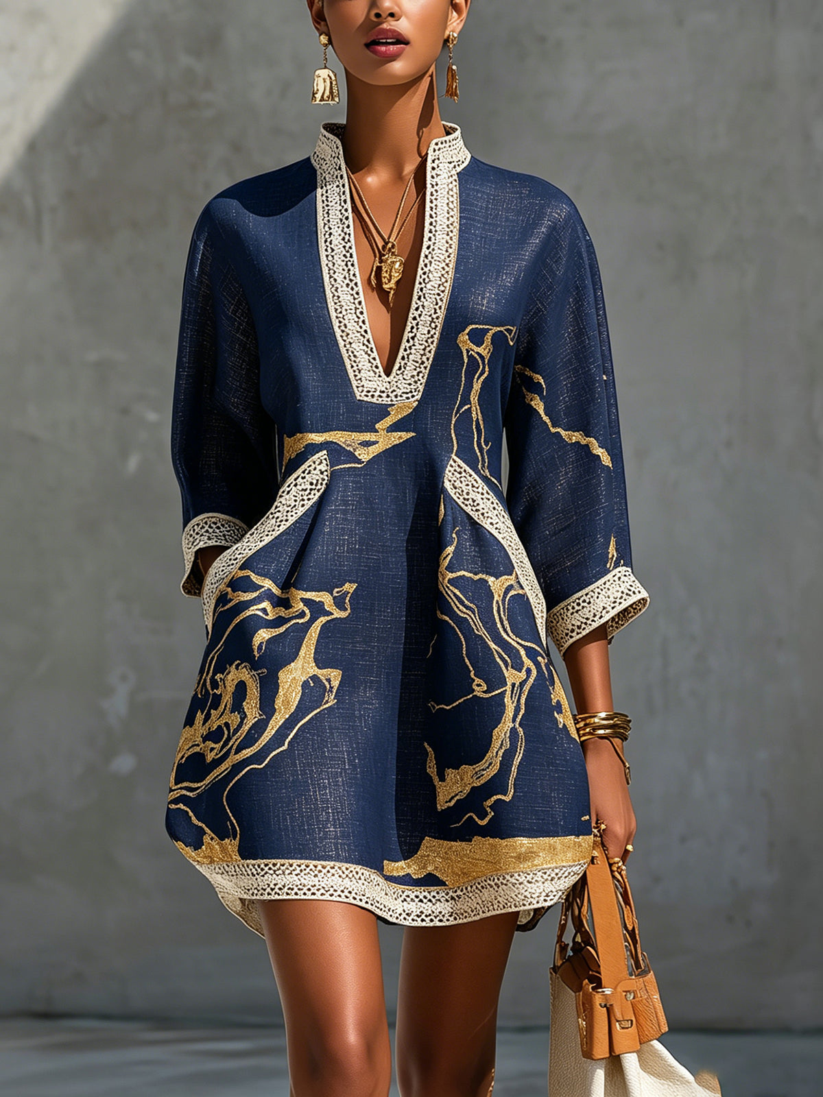 Cosette - Vestido corto azul marino con motivos dorados