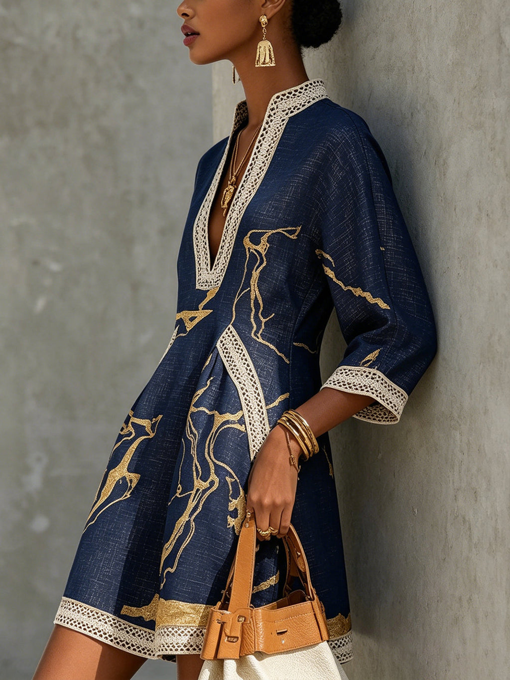 Cosette - Vestido corto azul marino con motivos dorados