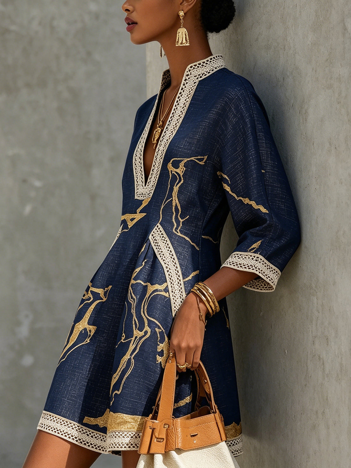 Cosette - Vestido corto azul marino con motivos dorados