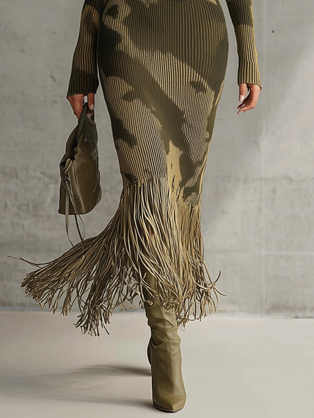 Vestido de punto ajustado Yohers con camuflaje verde oliva, escote en V y dobladillo con flecos